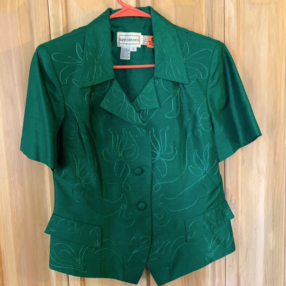 Kelly green suit short sleeve. Embroidery on front, fitted top.